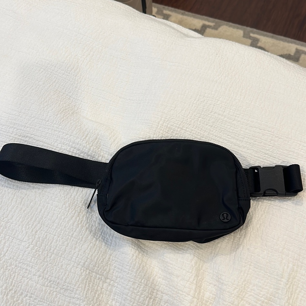 Everywhere belt bag never used